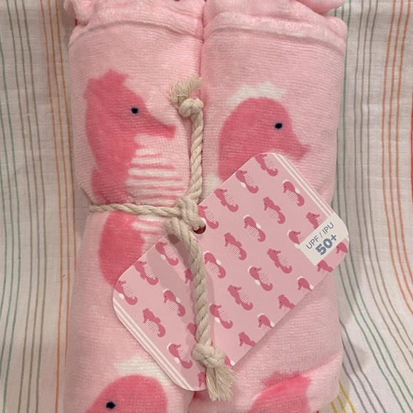 Pottery Barn Baby Beach Hooded Towel Pink Seahorse Icon UPF 50 Pool Vacation NWT - Picture 4 of 4